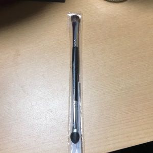 Younique angled shadow/sponge brush